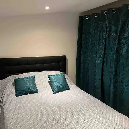 Apartment Le Black & White, Hyper Centre - Paisible- Wifi Hd- Netflix- Proche Gare -ideal Couple Et Business Niort